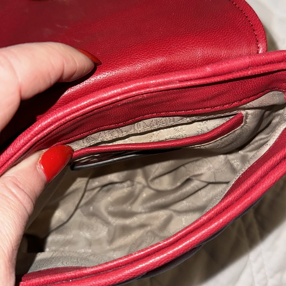 Micheal Kors adorable gently worn red with gold chain - Picture 3 of 5